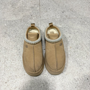 어그 타스만 샌드 색상