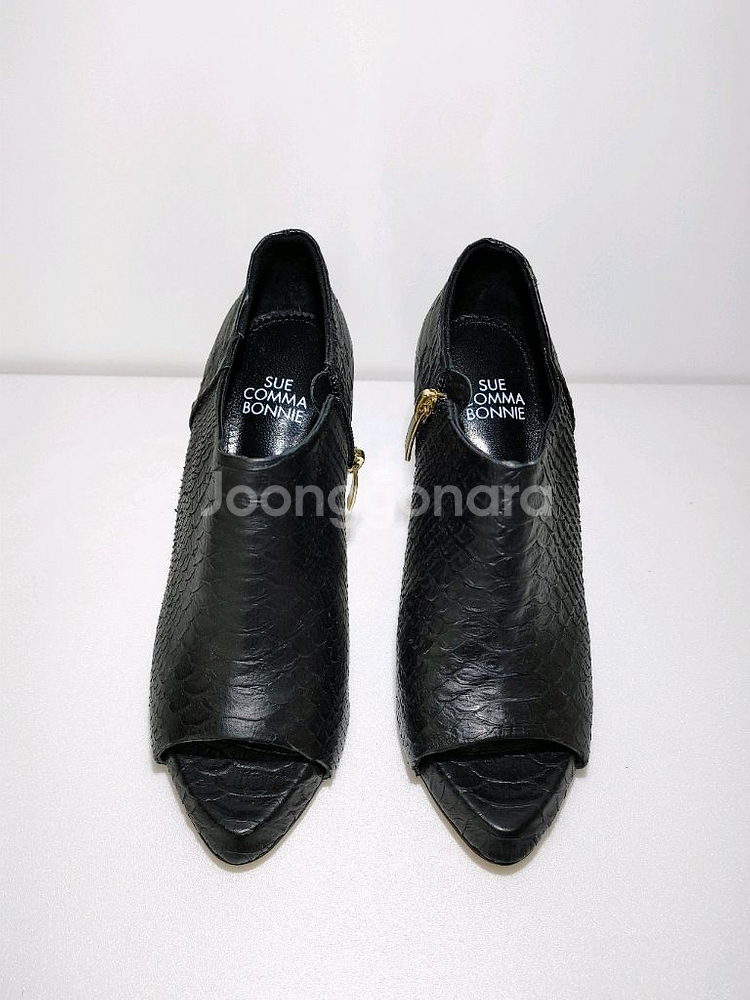 (새상품)슈콤마보니 뱀피소재 토오픈 앵클힐--1