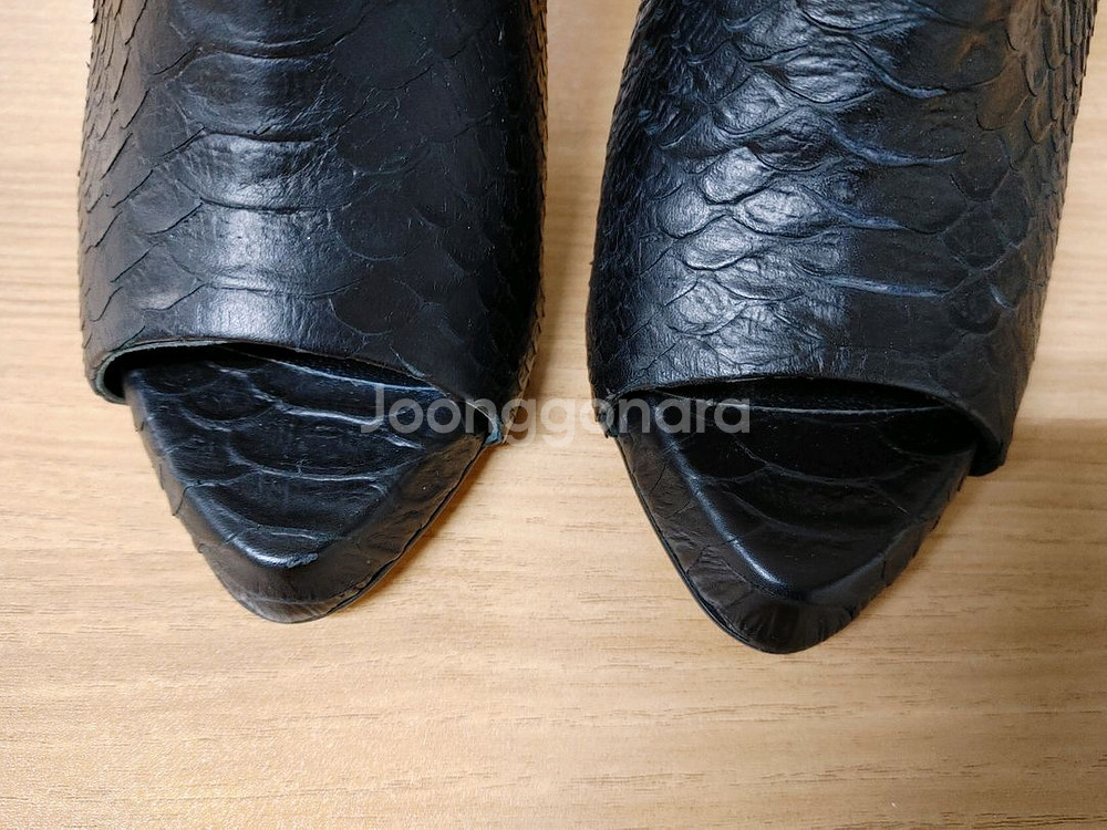 (새상품)슈콤마보니 뱀피소재 토오픈 앵클힐--3