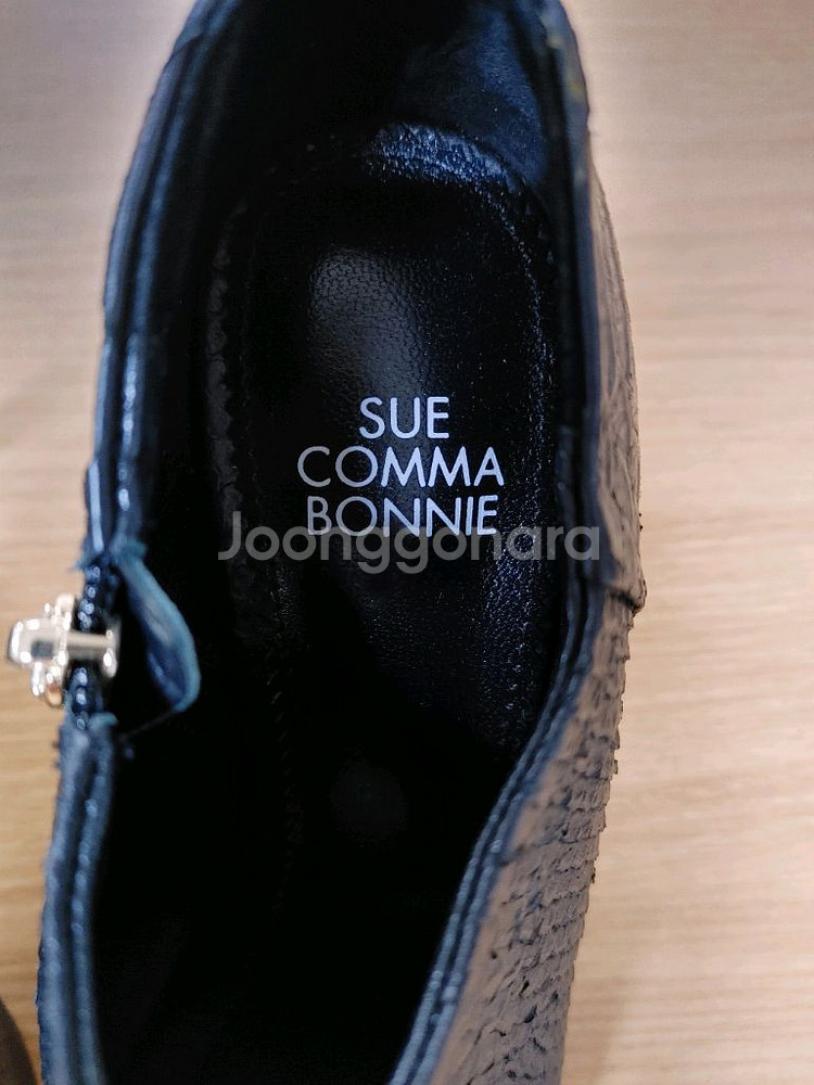 (새상품)슈콤마보니 뱀피소재 토오픈 앵클힐--4