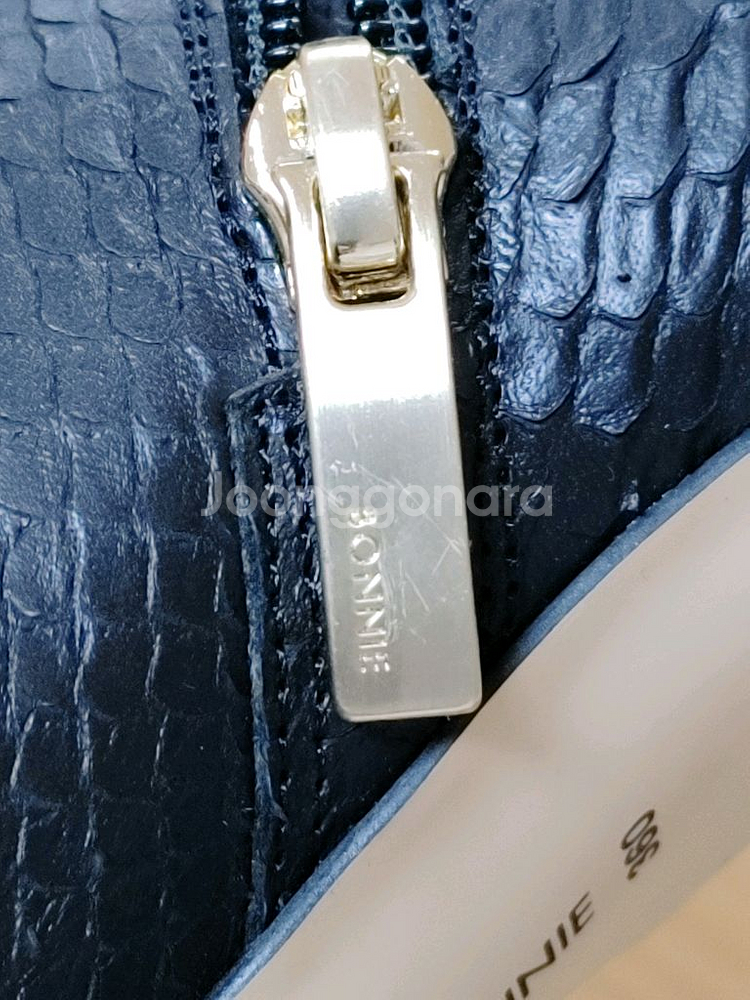 (새상품)슈콤마보니 뱀피소재 토오픈 앵클힐--7