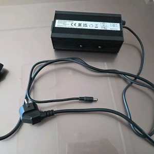 엑스라이더 고속 충전기 팝니다 60v 새겁니다