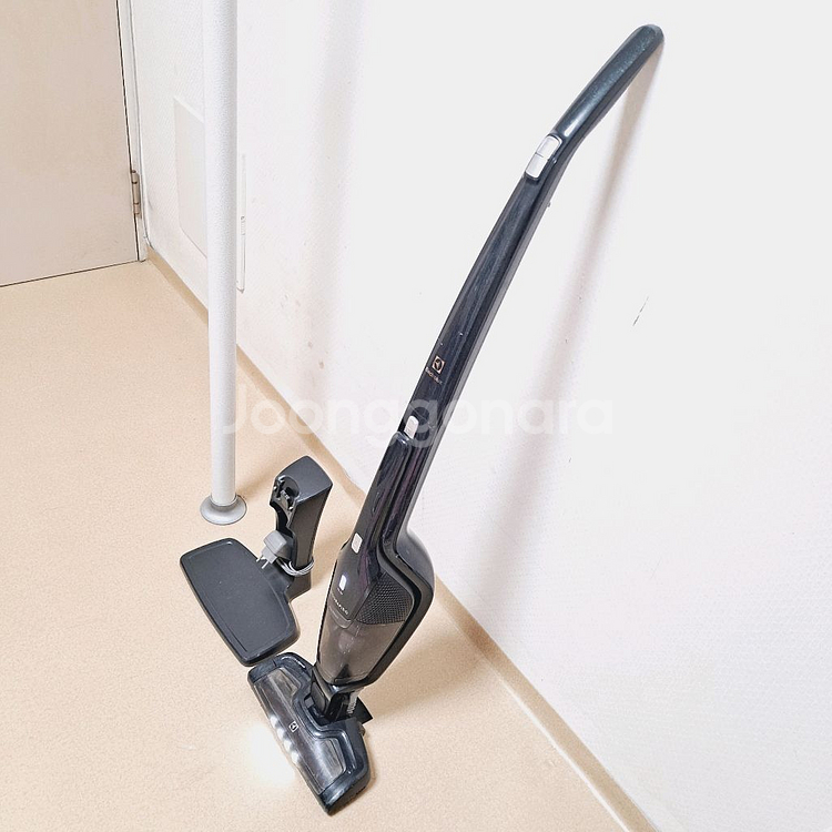 일렉트로룩스 무선청소기 배터리빵빵함 네이비 스틱+핸디형--1