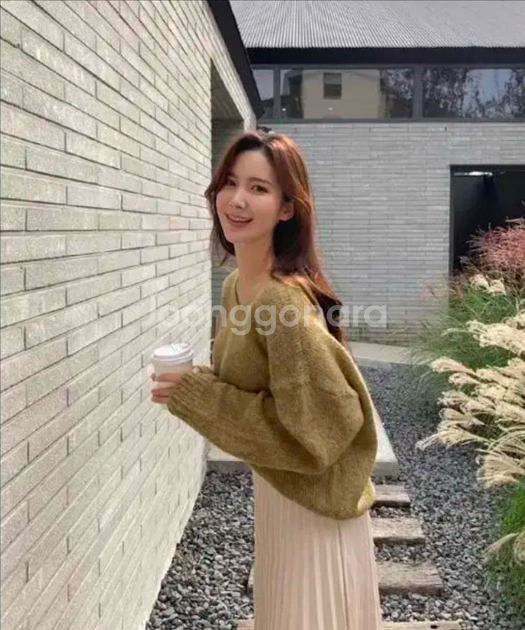 베니토 브이넥 루즈핏 카키 니트 새상품--0