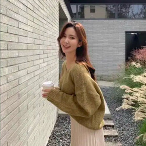 베니토 브이넥 루즈핏 카키 니트 새상품