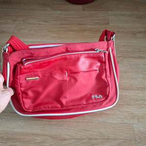 휠라 매는 가방