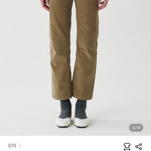 오어(ORE) 브랜드의 슬림핏 코듀로이 팬츠