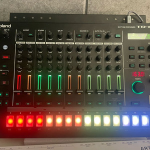 Roland TR8S 드럼머신 팝니다.