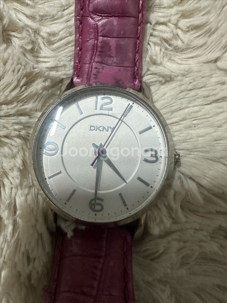 DKNY 실버 & 마젠타 핑크 가죽 여성 시계 판매--2