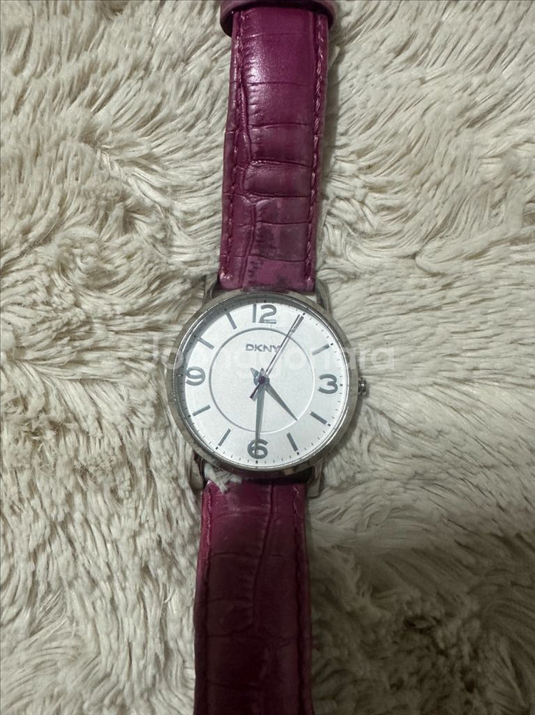 DKNY 실버 & 마젠타 핑크 가죽 여성 시계 판매--1