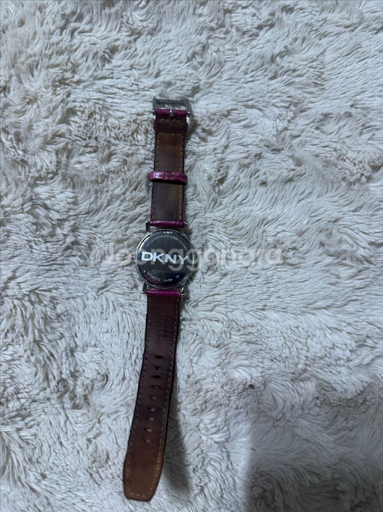 DKNY 실버 & 마젠타 핑크 가죽 여성 시계 판매--4