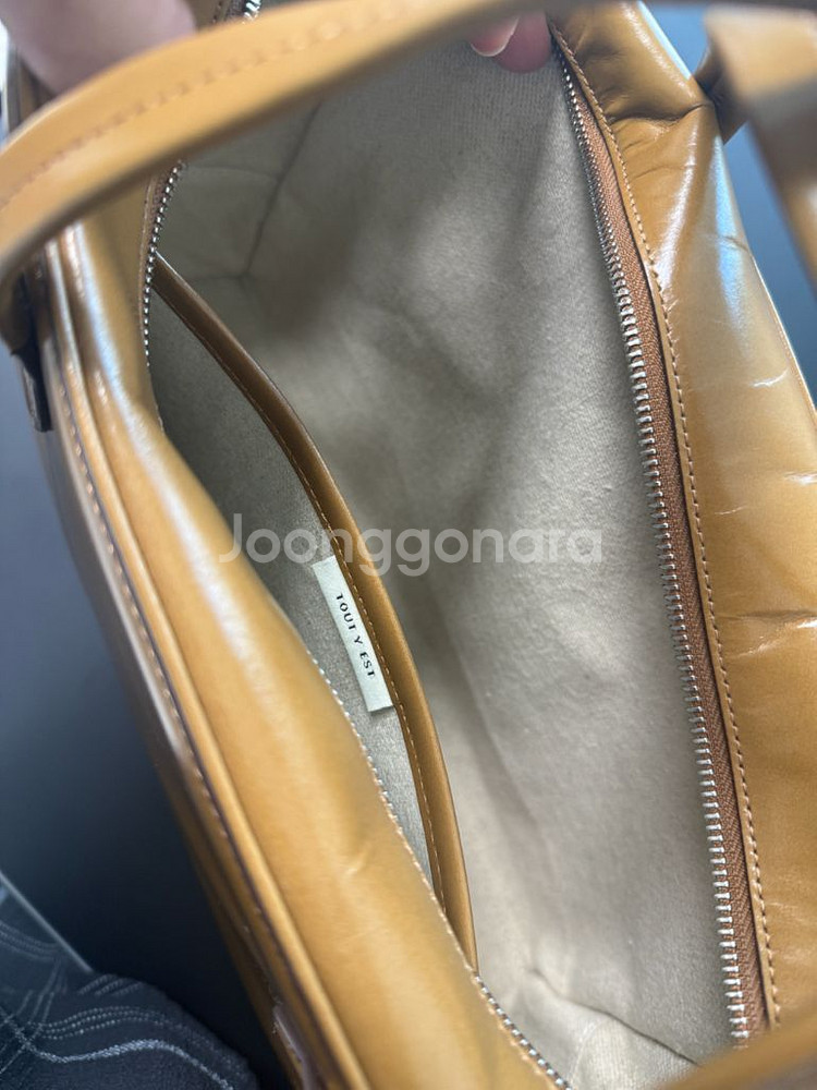 투티에 로케백 L사이즈 캐러멜 색상.TOUTY EST--3