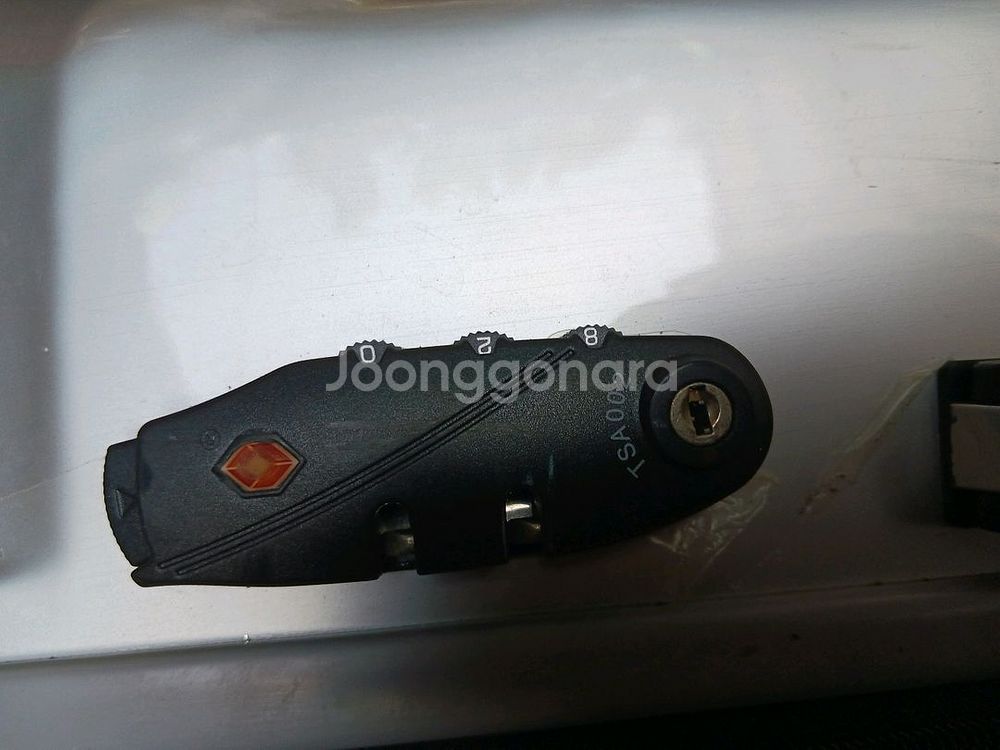 은색 수화물용 25인치 4바퀴 하드 캐리어--4