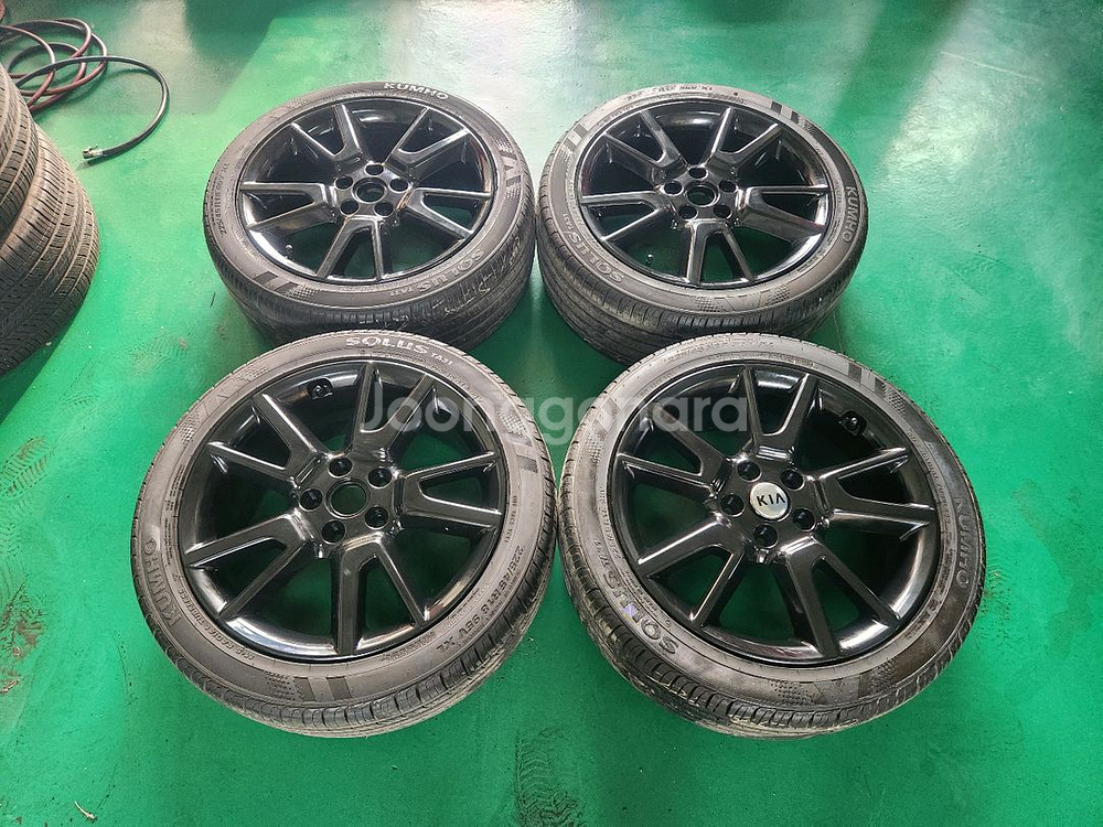 소울 부스터 18인치 유광블랙 휠타이어 판매--0