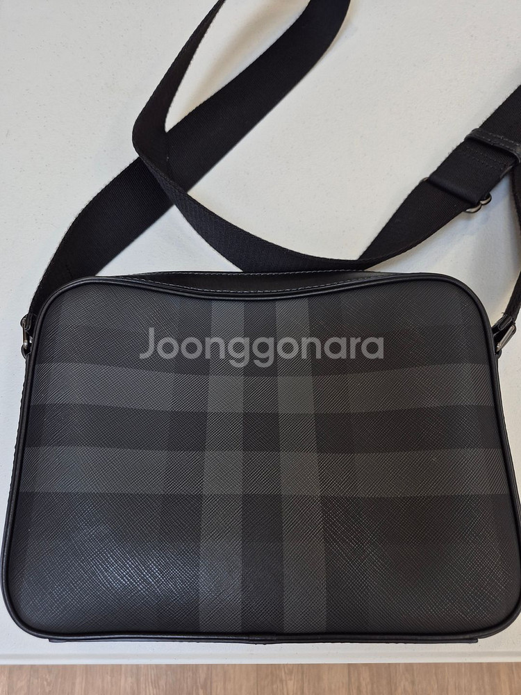 버버리 머스웰 남성크로스백--0