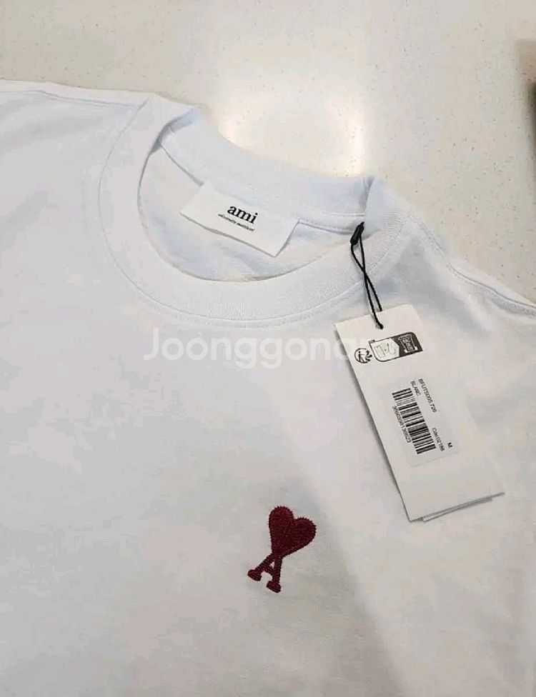 [AMI] 아미 하트 로고 화이트/블랙 반팔 티셔츠--3