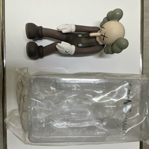 kaws 카우스 스몰라이 브라운 피규어
