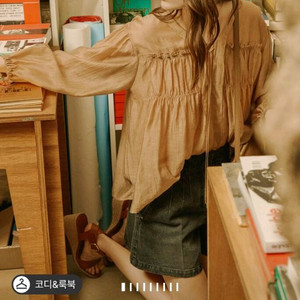 한섬 sjsj 24fw 프릴 셔링 스트랩 블라우스