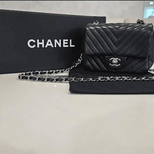 샤넬 쁘띠삭 미니 쉐브론 블랙 램스킨 은장 24번대