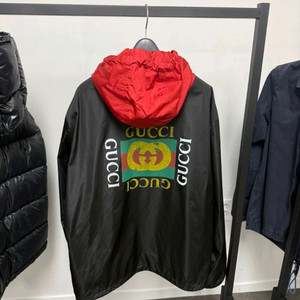 구찌 띠로고 프린팅 바람막이 후드 자켓