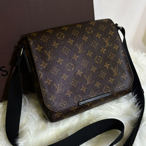 루이비통 마카사르 디스트릭트 pm 크로스백