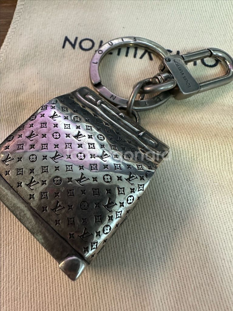 루이비통 백팩 은장 키링--1