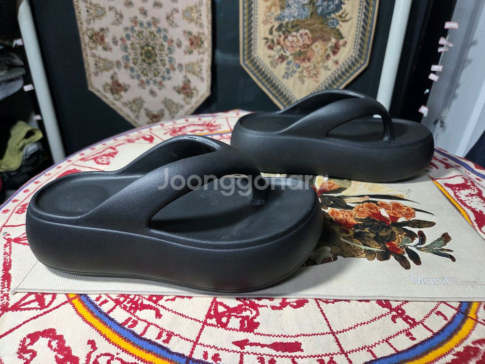 240사이즈 블랙 통굽 쪼리 슬리퍼 상태 A--2