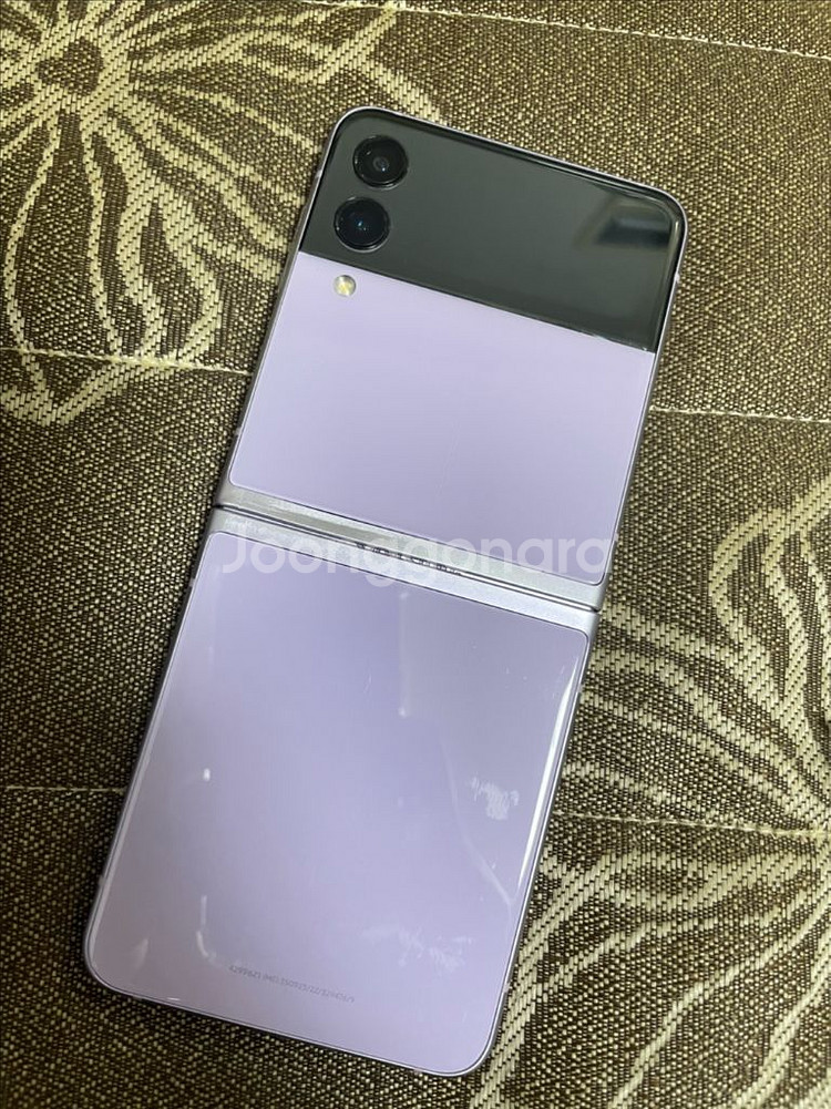 갤럭시 Z플립3 라벤더 색상 (256GB) 판매합니다.--1