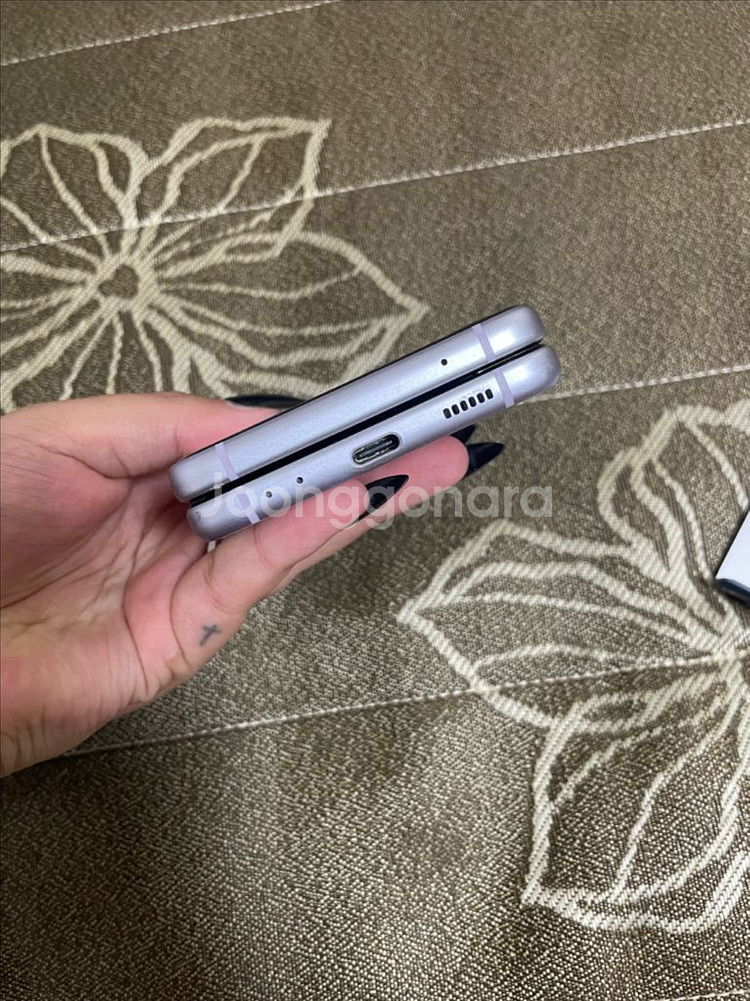 갤럭시 Z플립3 라벤더 색상 (256GB) 판매합니다.--3