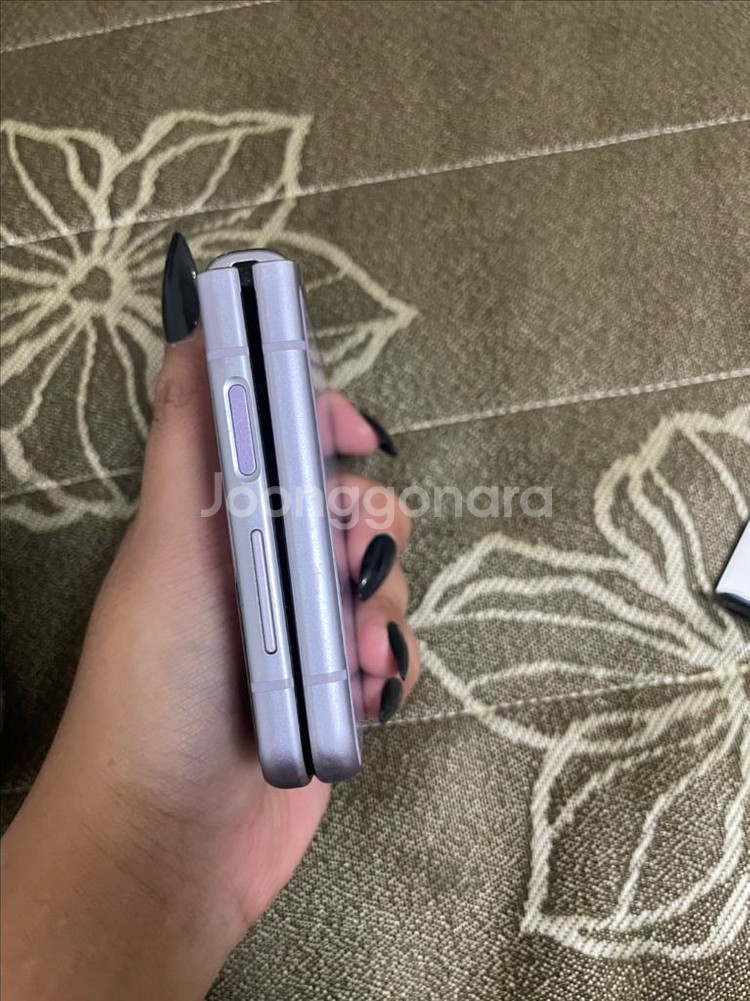 갤럭시 Z플립3 라벤더 색상 (256GB) 판매합니다.--4