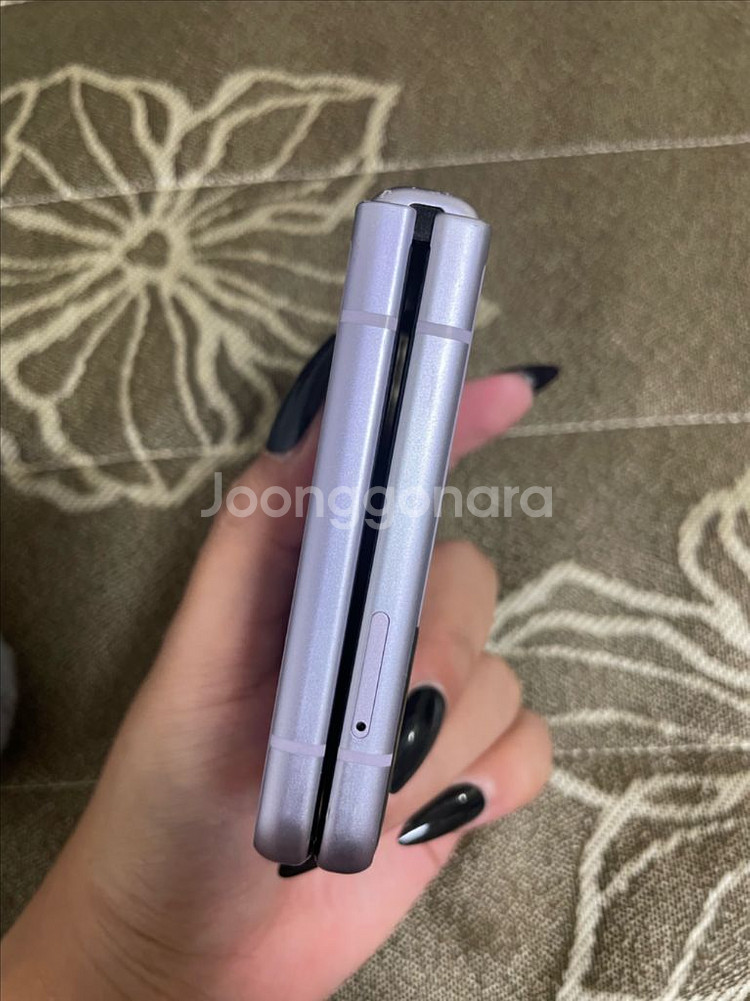갤럭시 Z플립3 라벤더 색상 (256GB) 판매합니다.--10