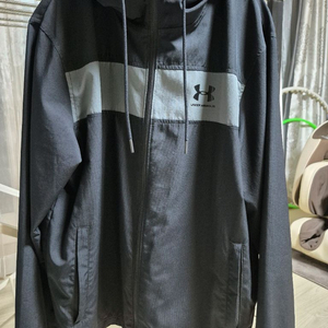 언더아머 바람막이