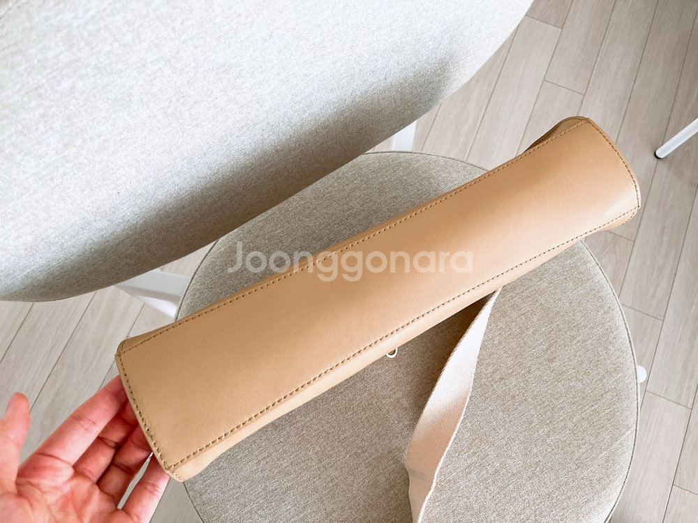 거의새것 ANDIATA 베이지 가방 천연가죽 체인 금장--4