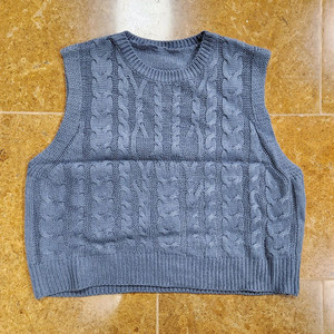파란색 꽈배기 니트 베스트