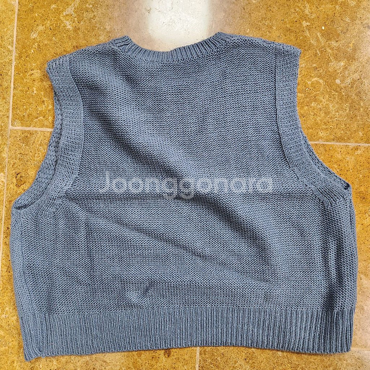 파란색 꽈배기 니트 베스트--1