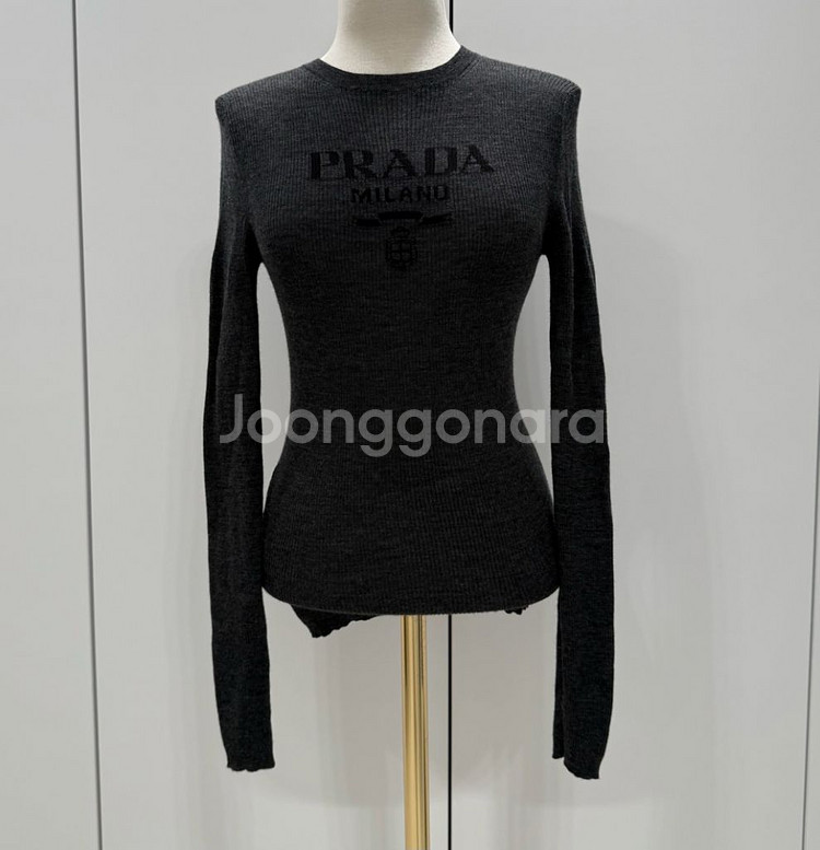 정품 PRADA 프라다 그레이 울 크루넥 니트 36--0