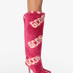 GCDS 인조 퍼 로고 부츠