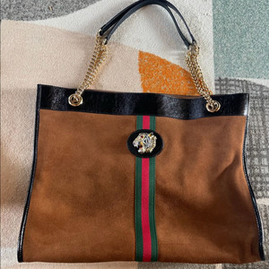 구찌 삼선 타이거 라자 스웨이드 토트 숄더백