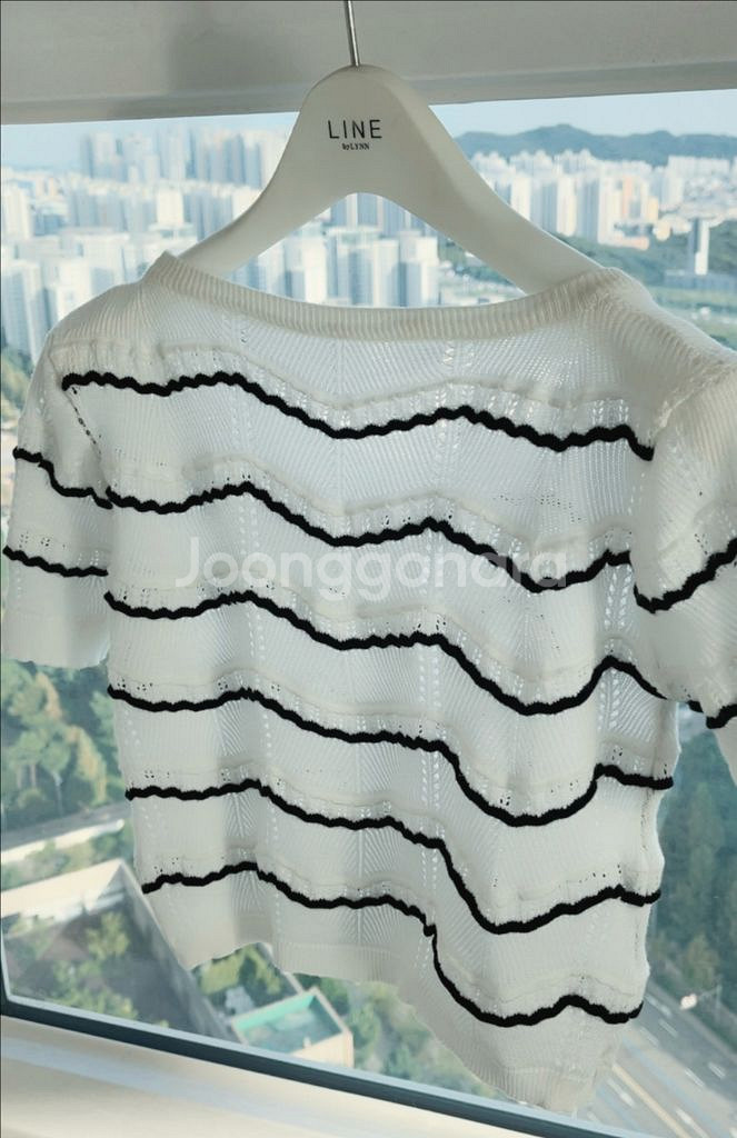 물결 스트라이프 크롭 반팔 (새상품)--4