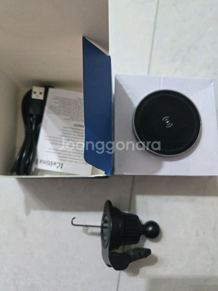 맥세이프 차량용 고속 무선충전 거치대 송풍구형 팝니다.--1