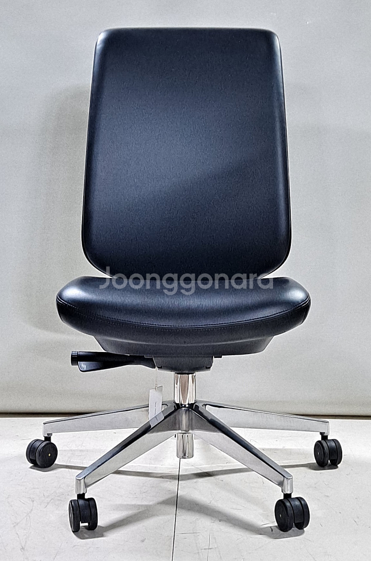 허먼밀러 베루스 가죽 의자--0