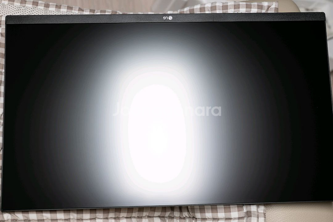 27인치 4K 모니터 LG 27US550 팝니다.--3