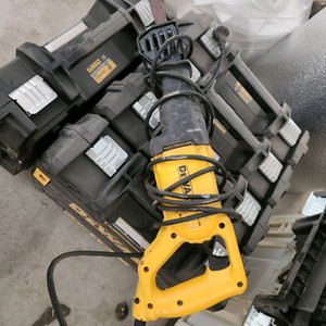 디월트 유선 컷소