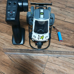 손바닥 사이즈의 3륜 오토바이 RC입니다ㅋ