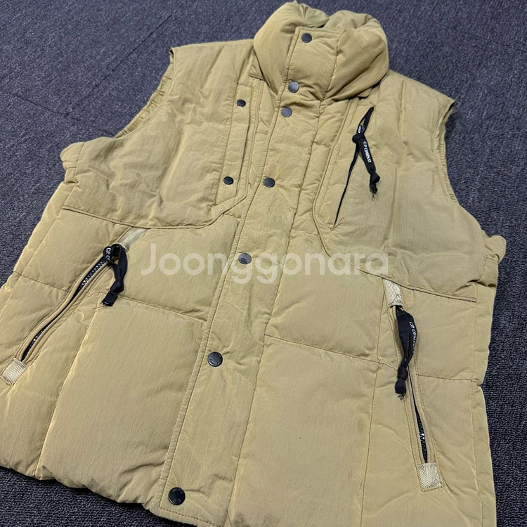 CP컴퍼니 겨자색 패딩 조끼--1