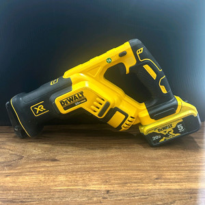 디월트충전컷쏘 DCS367 숏타입 배터리포함