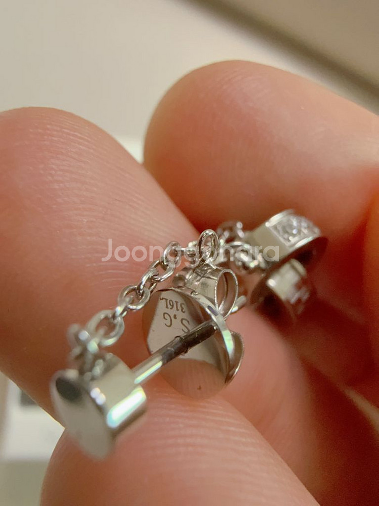 SCOMMAG 은색 귀걸이--1