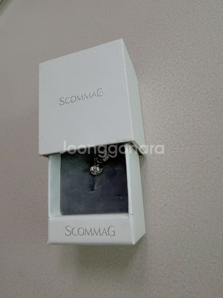 SCOMMAG 은색 귀걸이--3