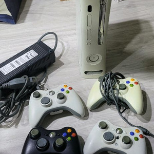 xbox360 본체1개,패드4개 일괄 택포 7.0