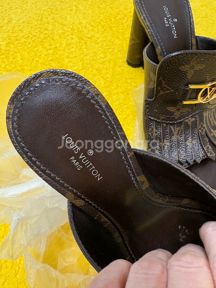 루이비통 인디애나 뮬 모노그램 샌들판매합니다--2